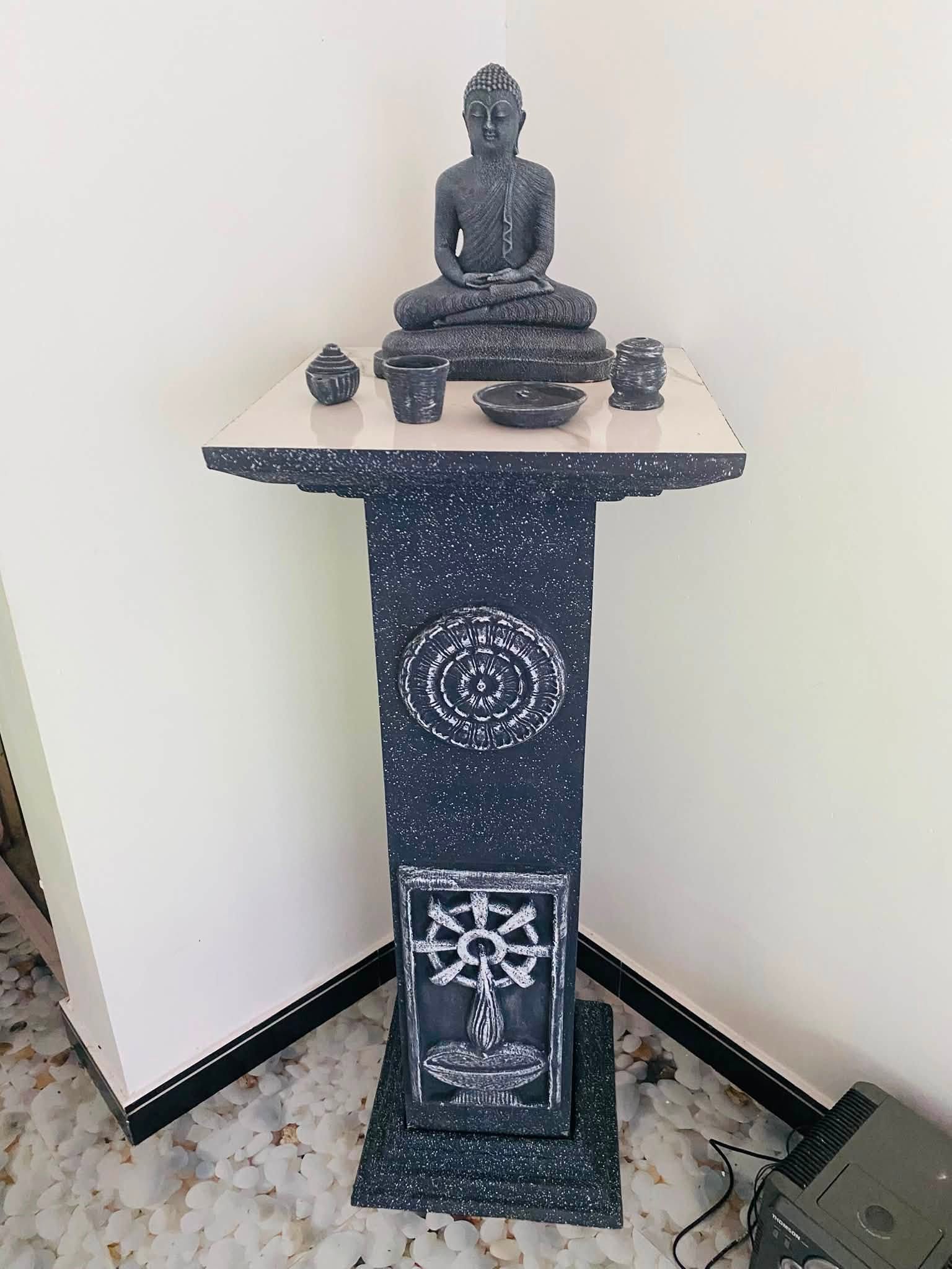 Buddha Statue with Flower & Oil Lamp Set / බුදු පිළිම සහ මල් පහන් කට්ටලය