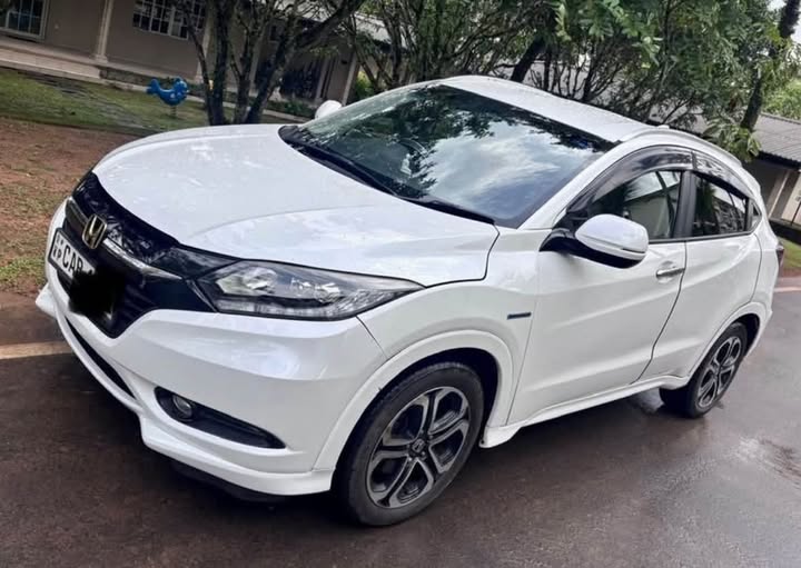 2014 Honda Vezel Hybrid SUV – Pearl White, 176,000 km