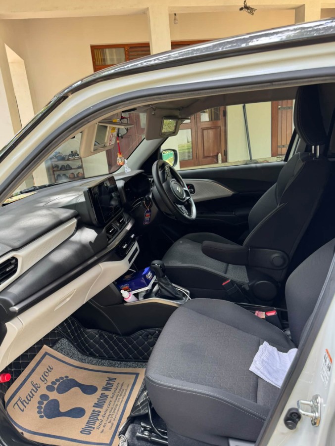 Suzuki Sift Hybrid RS 2025 – 20,000 km – Rs 13,000,000 thumbnail 5