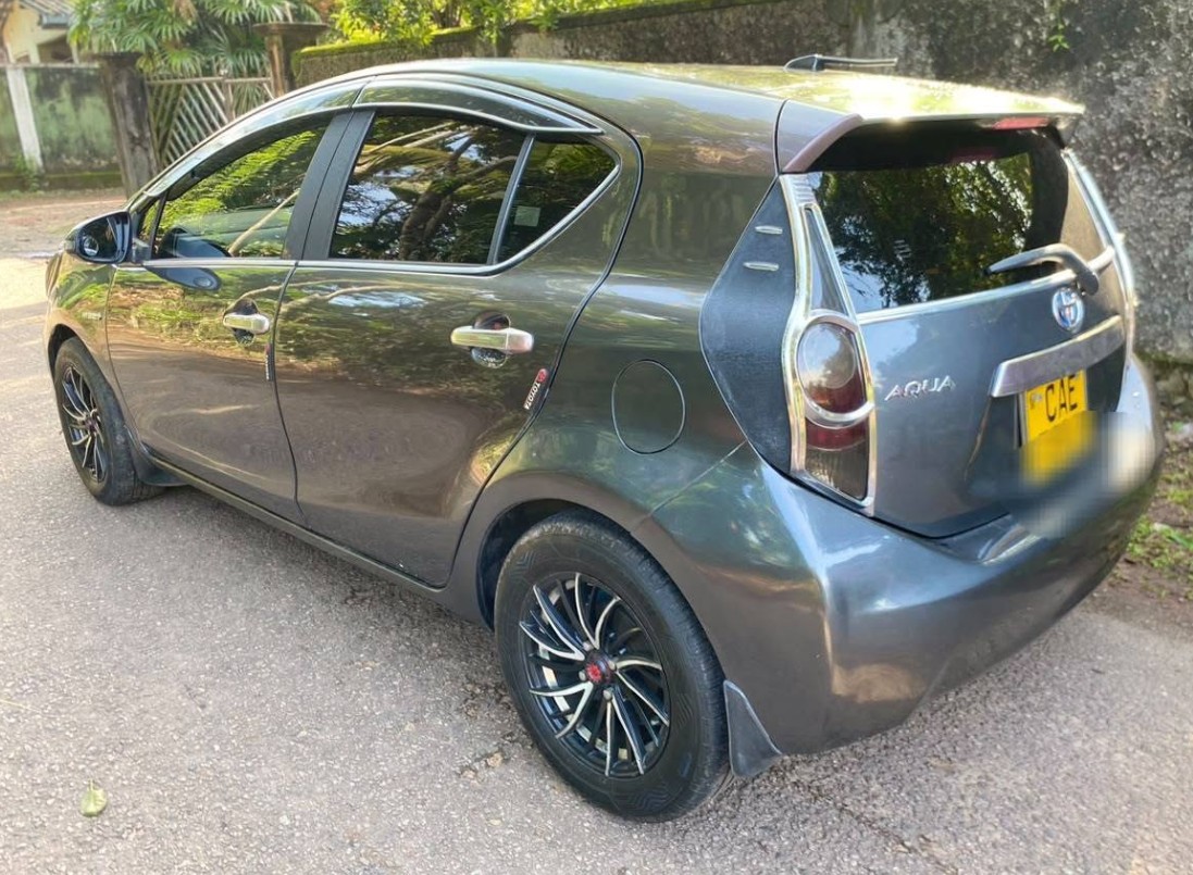Toyota Aqua Hybrid 2013 – 130,880 km – 2nd Owner – Kadawatha thumbnail 3
