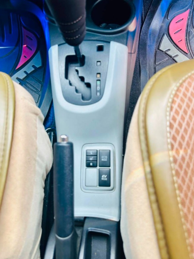 Toyota Aqua Hybrid 2013 – 130,880 km – 2nd Owner – Kadawatha thumbnail 10